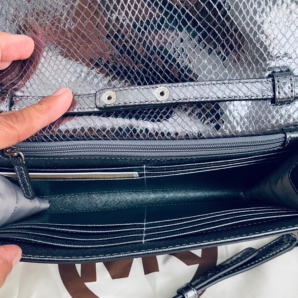💜Michael Kors Mott Metallic Leather Crossbody💜 - Picture 8 of 10